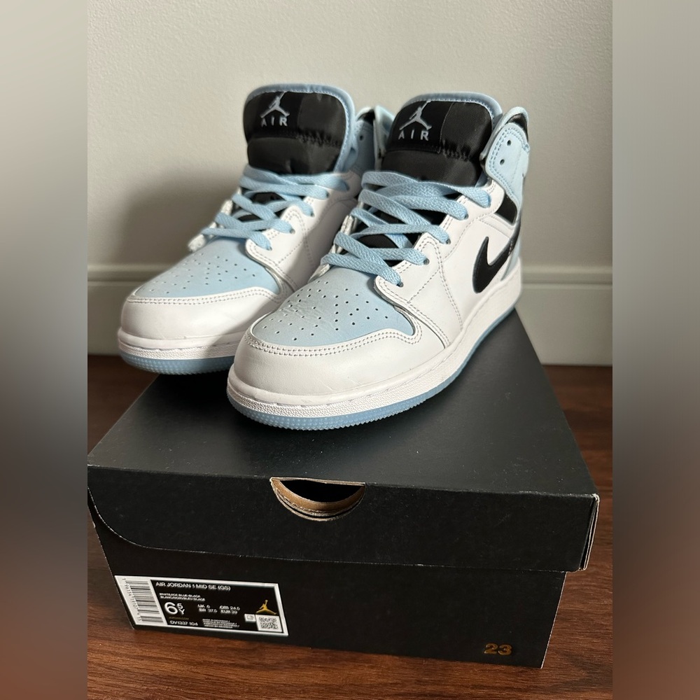 Air Jordan 1 mid SE (GS)